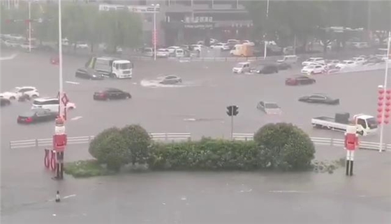 臺風巴威導致青島城市發(fā)生嚴重內(nèi)澇