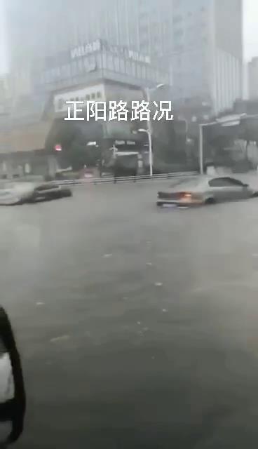 臺(tái)風(fēng)巴威造成青島城市內(nèi)澇，機(jī)動(dòng)車熄火